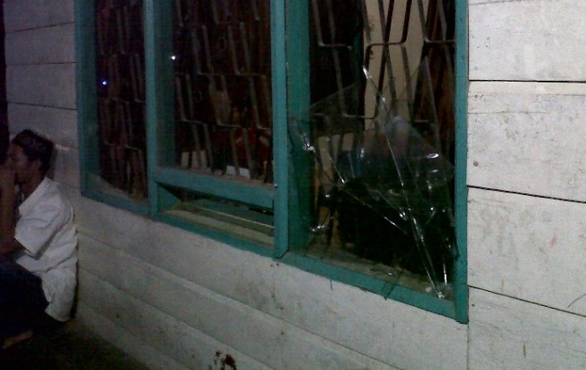 Kaca kantor PLN Lama Tungkal pecah dilempari warga